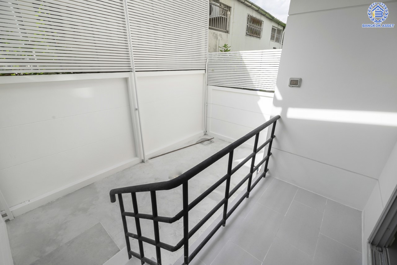 บ้านมือสองตกแต่งใหม่ ม.พลัสซิตี้พาร์ค เกษตร-งามวงศ์วาน ทาวน์โฮม 3 ชั้น ตอบโจทย์ทุกการอยู่อาศัย เนื้อที่ 23.4 ตร.ว. ฟังก์ชัน 3 ห้องนอน 4 ห้องน้ำ 2 ที่จอดรถ (ห้องนอนทุกห้องมีห้องน้ำในตัว) เดินทางสะดวกสบายบนทำเลใจกลางเมือง เข้าออกได้ 3 เส้นทาง ได้แก่ ถ.วิภาวดี ถ.งามวงศ์วาน ถ.ประชาชื่น ใกล้ ม.เกษตร, เดอะมอลล์งามวงศ์วาน และรถไฟฟ้าสายสีเขียว "สถานีมหาวิทยาลัยเกษตรศาสตร์"